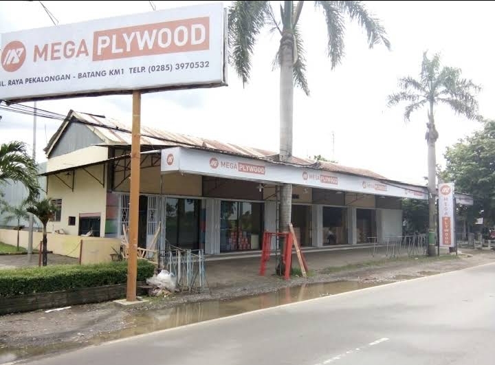 Kantor Mega Plywood di Jalan Pantura KM. 1 sebelah barat perbatasan Kabupaten Batang - Kota Pekalongan